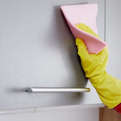پاک کردن لکه های چربی از روی دیوار آشپزخانه