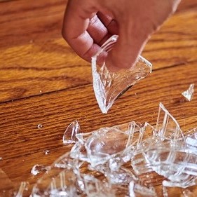 چگونه خرده شیشه های شکسته را تمیز کنیم؟